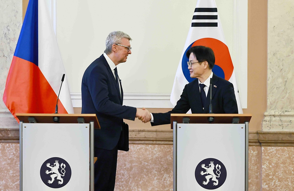 김정관 산업통상부 장관이 2월 16일(현지시간) 체코 총리실 컨퍼런스홀에서 카렐 하블리첵(Karel Havlicek)체코 산업통상부 장관을 비롯한 한 체코 양국 정부 및 관계자 등이 참석한 가운데 두산에너빌리티와 두산스코다파워 간 터빈 공급 계약 등 우리 기업과 체코 기업 간 2건의 하도급 계약 서명식에 임석한 후 공동기자 회견을 진행하고 있다.