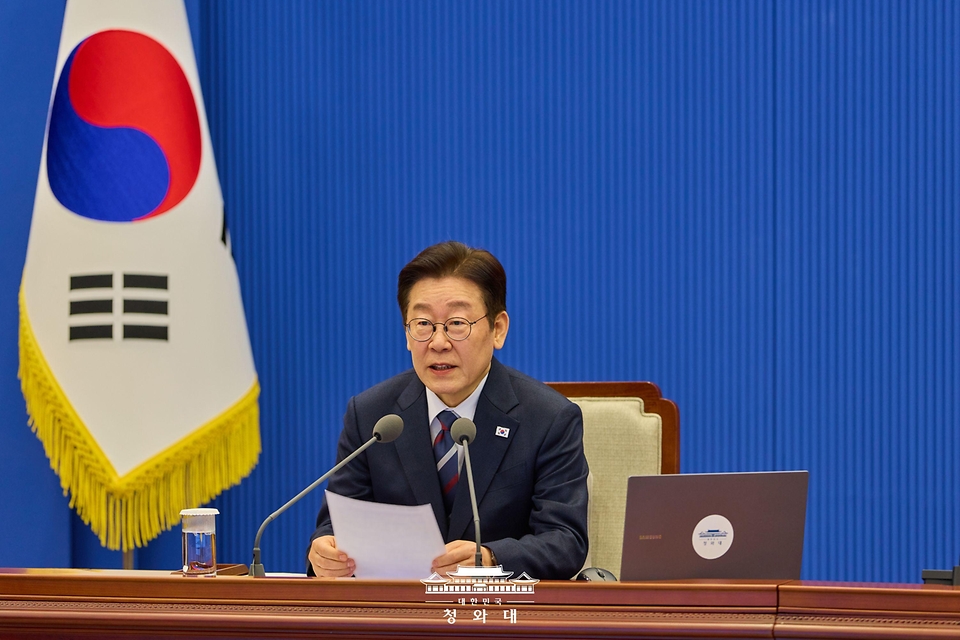 이재명 대통령이 2월 19일 청와대에서 열린 수석보좌관회의에서 발언하고 있다.