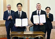 현지화 계약 서명식 및 공동기자 회견 사진 1