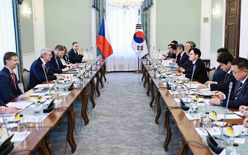 김정관 산업통상부 장관이 2월 16일(현지시간) 체코 총리실 회의실에서 카렐 하블리첵(Karel Havlicek) 체코 산업통상부 장관과 면담을 가졌다. 또한 두코바니 신규원전 건설 프로젝트 이행을 점검하고, 원활한 사업추진과 지원방안을 논의하기 위한 장관급 협의체를 구축하기로 합의한 뒤 1차 회의를 개최하고 있다.