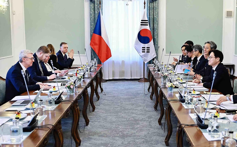 김정관 산업통상부 장관이 2월 16일(현지시간) 체코 총리실 회의실에서 카렐 하블리첵(Karel Havlicek) 체코 산업통상부 장관과 면담을 가졌다. 또한 두코바니 신규원전 건설 프로젝트 이행을 점검하고, 원활한 사업추진과 지원방안을 논의하기 위한 장관급 협의체를 구축하기로 합의한 뒤 1차 회의를 개최하고 있다.