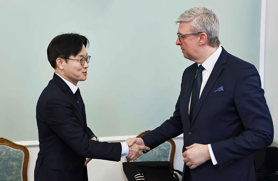 김정관 산업통상부 장관이 2월 16일(현지시간) 체코 총리실 회의실에서 카렐 하블리첵(Karel Havlicek) 체코 산업통상부 장관과 면담을 가졌다. 또한 두코바니 신규원전 건설 프로젝트 이행을 점검하고, 원활한 사업추진과 지원방안을 논의하기 위한 장관급 협의체를 구축하기로 합의한 뒤 1차 회의를 개최하고 있다.