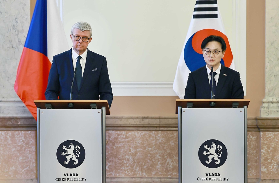 김정관 산업통상부 장관이 2월 16일(현지시간) 체코 총리실 컨퍼런스홀에서 카렐 하블리첵(Karel Havlicek)체코 산업통상부 장관을 비롯한 한 체코 양국 정부 및 관계자 등이 참석한 가운데 두산에너빌리티와 두산스코다파워 간 터빈 공급 계약 등 우리 기업과 체코 기업 간 2건의 하도급 계약 서명식에 임석한 후 공동기자 회견을 진행하고 있다.