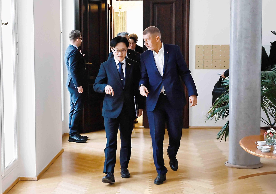 김정관 산업통상부 장관이 2월 16일(현지시간) 체코 총리실 회의실에서 안드레이 바비시(Andrej Babiš) 체코 총리와 면담을 갖고, 취임 축하와 각별한 안부를 전하며 이재명 대통령의 친서를 전달하고 있다.