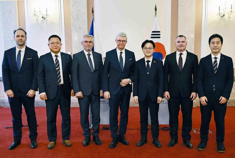 김정관 산업통상부 장관이 2월 16일(현지시간) 체코 총리실 컨퍼런스홀에서 카렐 하블리첵(Karel Havlicek)체코 산업통상부 장관을 비롯한 한 체코 양국 정부 및 관계자 등이 참석한 가운데 두산에너빌리티와 두산스코다파워 간 터빈 공급 계약 등 우리 기업과 체코 기업 간 2건의 하도급 계약 서명식에 임석한 후 공동기자 회견을 진행하고 있다.