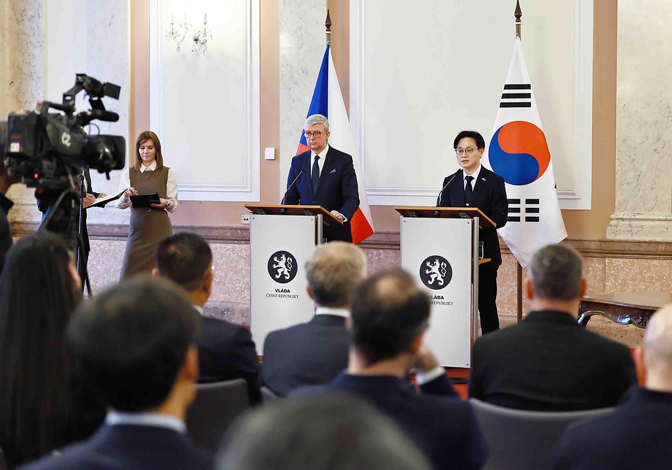 김정관 산업통상부 장관이 2월 16일(현지시간) 체코 총리실 컨퍼런스홀에서 카렐 하블리첵(Karel Havlicek)체코 산업통상부 장관을 비롯한 한 체코 양국 정부 및 관계자 등이 참석한 가운데 두산에너빌리티와 두산스코다파워 간 터빈 공급 계약 등 우리 기업과 체코 기업 간 2건의 하도급 계약 서명식에 임석한 후 공동기자 회견을 진행하고 있다.