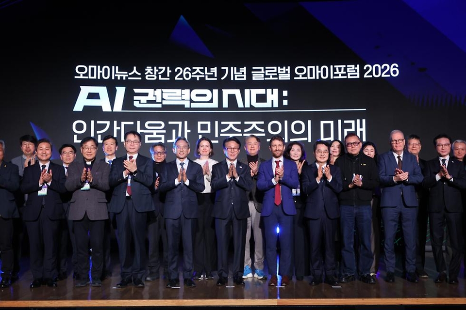 김민석 국무총리가 2월 20일 중구 대한상공회의소 국제회의장에서 열린 오마이뉴스 창간 26주년 기념 글로벌 오마이포럼 2026 'AI 권력의 시대 - 인간다움과 민주주의의 미래'에서 'AI시대, 누가 인간다움과 민주주의를 지켜낼까' 주제로 기조연설을 하고 있다.