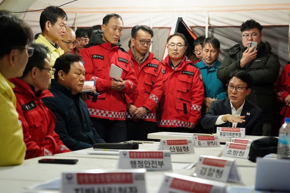김민석 국무총리는 2월 23일 새벽 경남 함양군 마천면 산불 현장을 긴급 방문해 진압 상황을 점검하고, 관계자 격려 및 대피 주민들을 위로하고 있다.