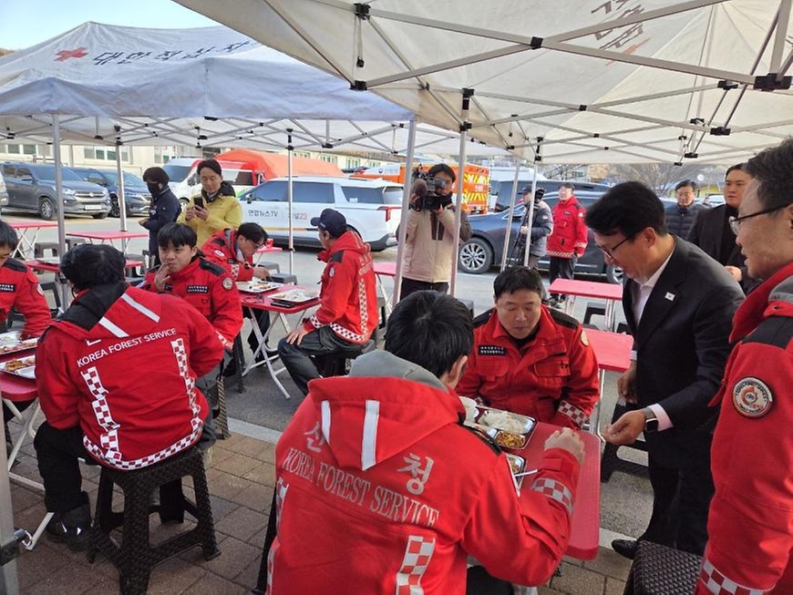 김민석 국무총리는 2월 23일 새벽 경남 함양군 마천면 산불 현장을 긴급 방문해 진압 상황을 점검하고, 관계자 격려 및 대피 주민들을 위로하고 있다.