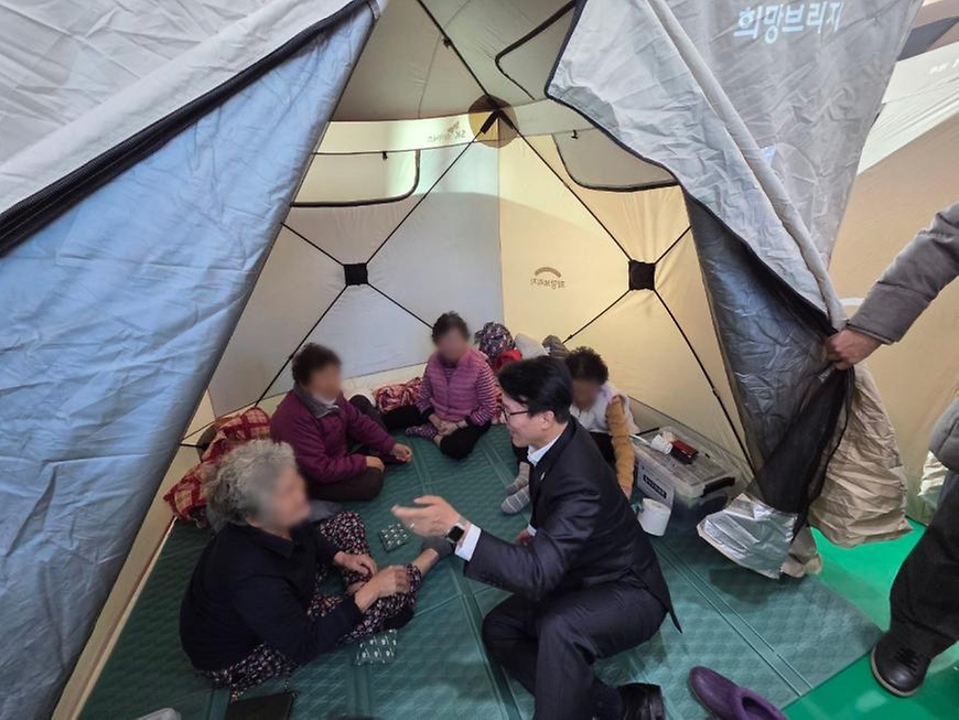 김민석 국무총리는 2월 23일 새벽 경남 함양군 마천면 산불 현장을 긴급 방문해 진압 상황을 점검하고, 관계자 격려 및 대피 주민들을 위로하고 있다.