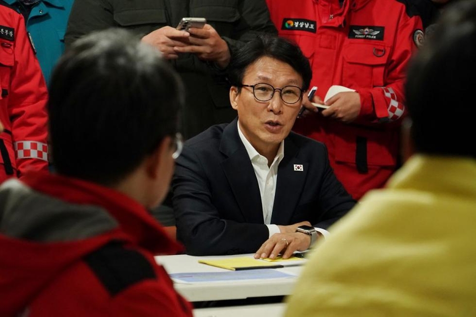 김민석 국무총리는 2월 23일 새벽 경남 함양군 마천면 산불 현장을 긴급 방문해 진압 상황을 점검하고, 관계자 격려 및 대피 주민들을 위로하고 있다.