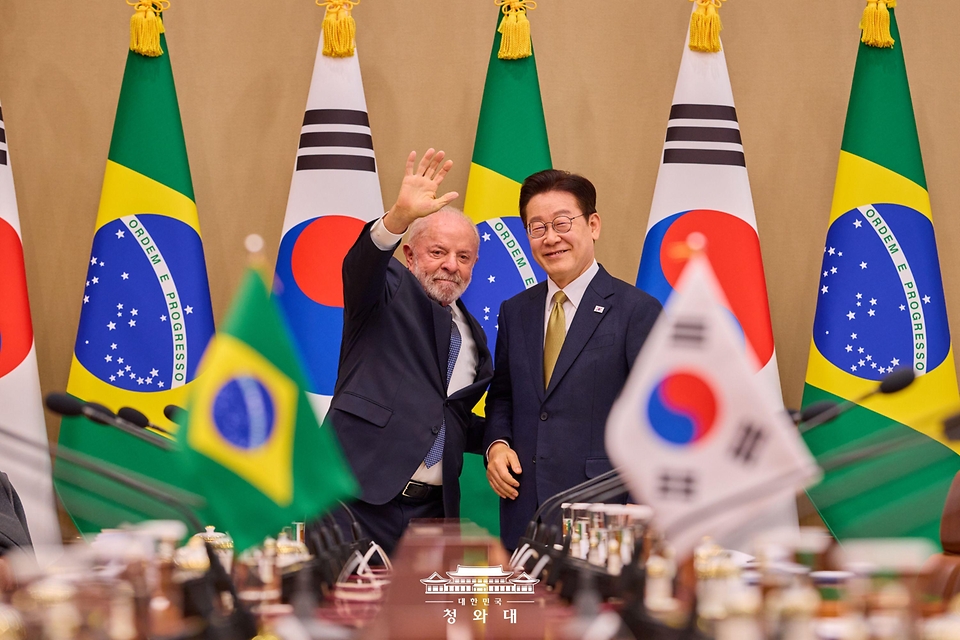 이재명 대통령과 루이스 이나시우 룰라 다 시우바 브라질 대통령이 2월 23일 청와대에서 열린 확대 정상회담에서 기념촬영을 하고 있다.