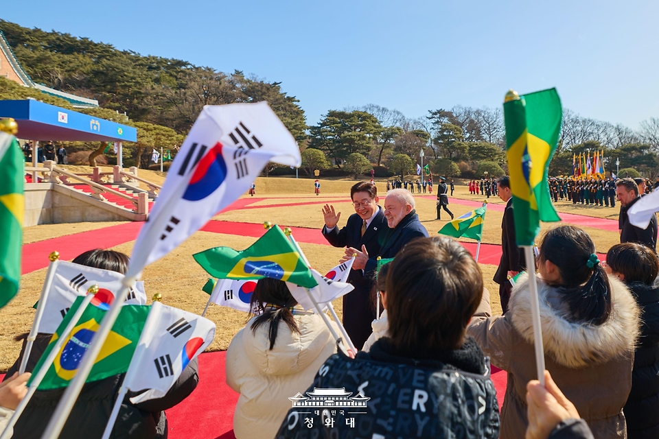 국빈 방한한 브라질 루이스 이나시우 룰라 다 시우바 대통령이 2월 23일 청와대에서 이재명 대통령과 정상회담에 앞서 열린 공식환영식에서 어린이들에게 환영을 받고 있다.