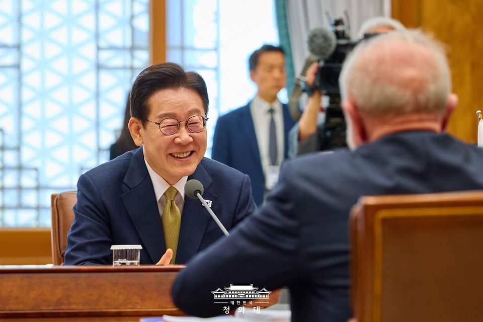 이재명 대통령이 2월 23일 청와대에서 열린 루이스 이나시우 룰라 다 시우바 브라질 대통령과의 확대 정상회담에서 발언하고 있다.