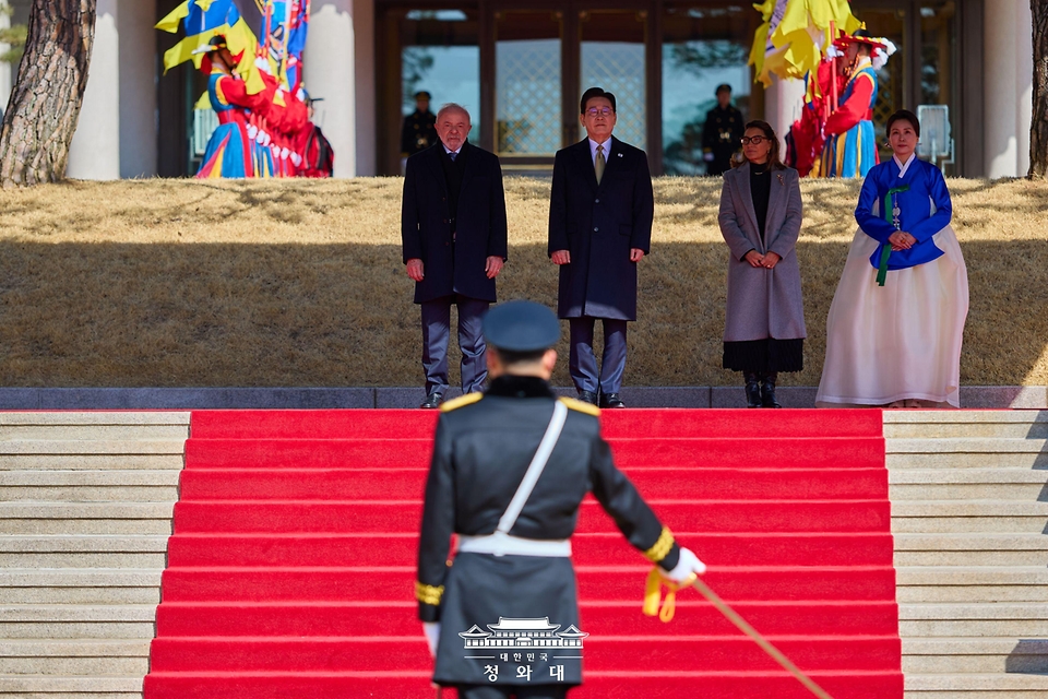 이재명 대통령과 루이스 이나시우 룰라 다 시우바 브라질 대통령이 2월 23일 청와대에서 국빈 방한 공식환영식을 하고 있다.