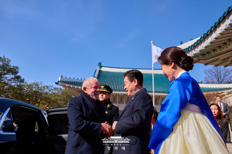 이재명 대통령이 2월 23일 청와대에서 루이스 이나시우 룰라 다 시우바 브라질 대통령을 영접하고 있다.