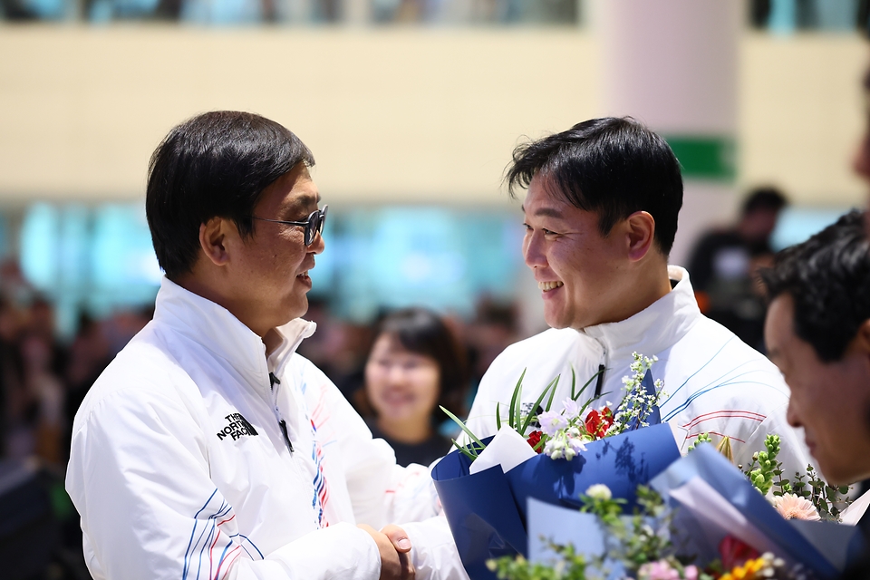 최휘영 문화체육관광부 장관이 2월 24일 오후 인천국제공항 제2여객터미널 1층 입국장에서 ‘2026 밀라노-코르티나담페초 동계올림픽'을 마치고 귀국한 대한민국 선수단을 환영하고 있다.