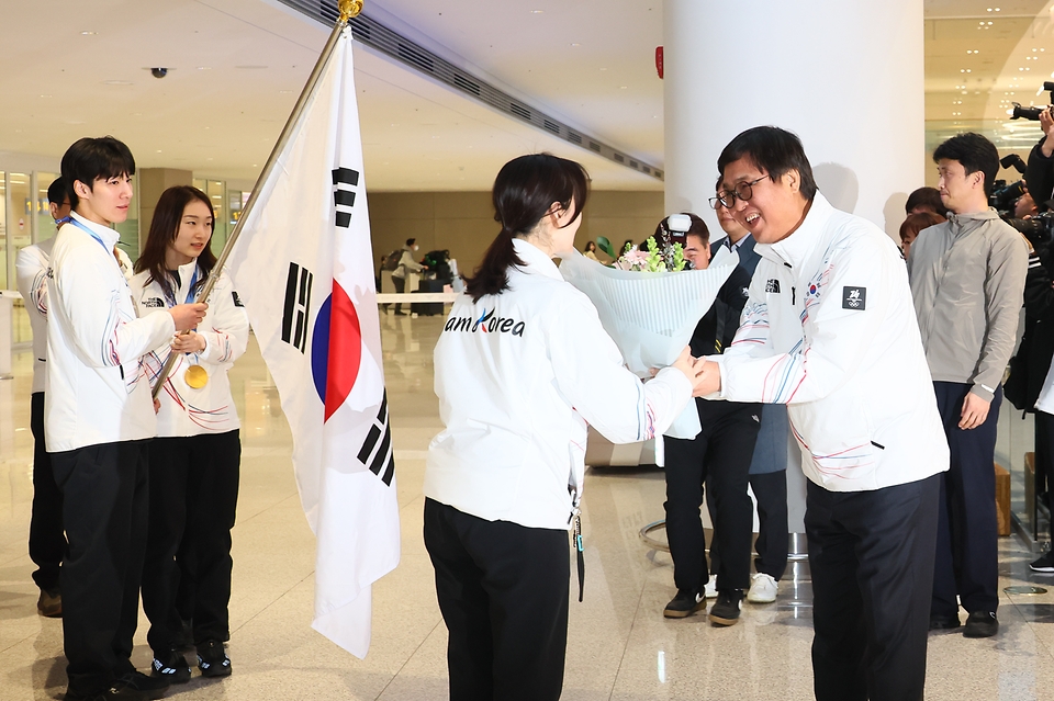 최휘영 문화체육관광부 장관이 2월 24일 오후 인천국제공항 제2여객터미널 1층 입국장에서 ‘2026 밀라노-코르티나담페초 동계올림픽'을 마치고 귀국한 대한민국 선수단을 환영하고 있다.