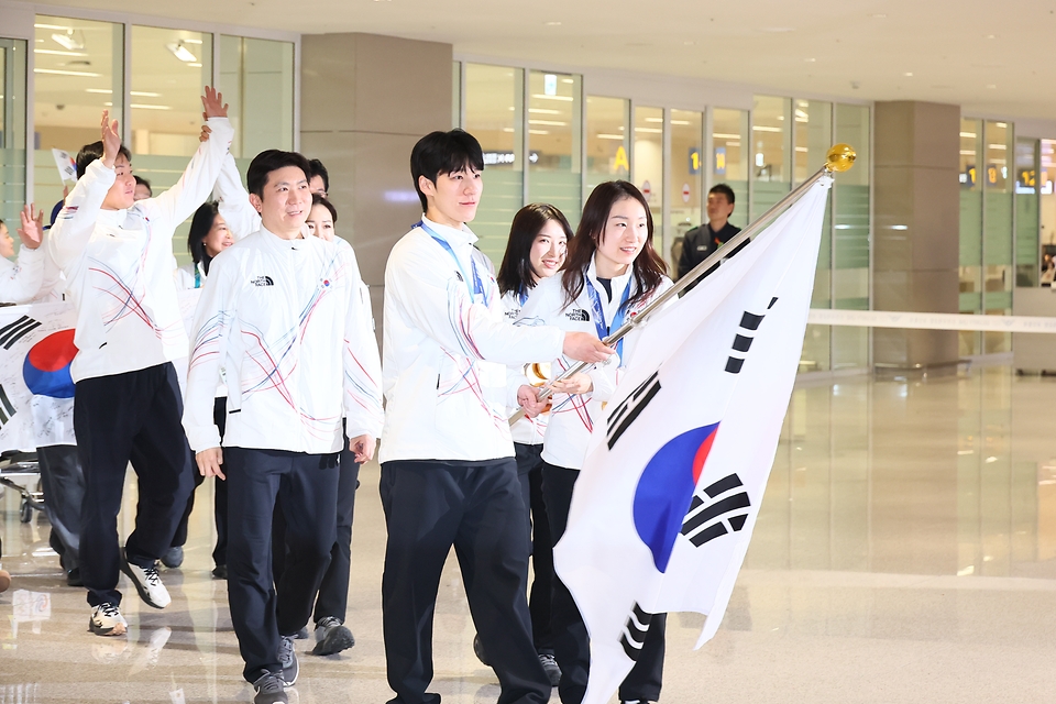 최휘영 문화체육관광부 장관이 2월 24일 오후 인천국제공항 제2여객터미널 1층 입국장에서 ‘2026 밀라노-코르티나담페초 동계올림픽'을 마치고 귀국한 대한민국 선수단을 환영하고 있다.