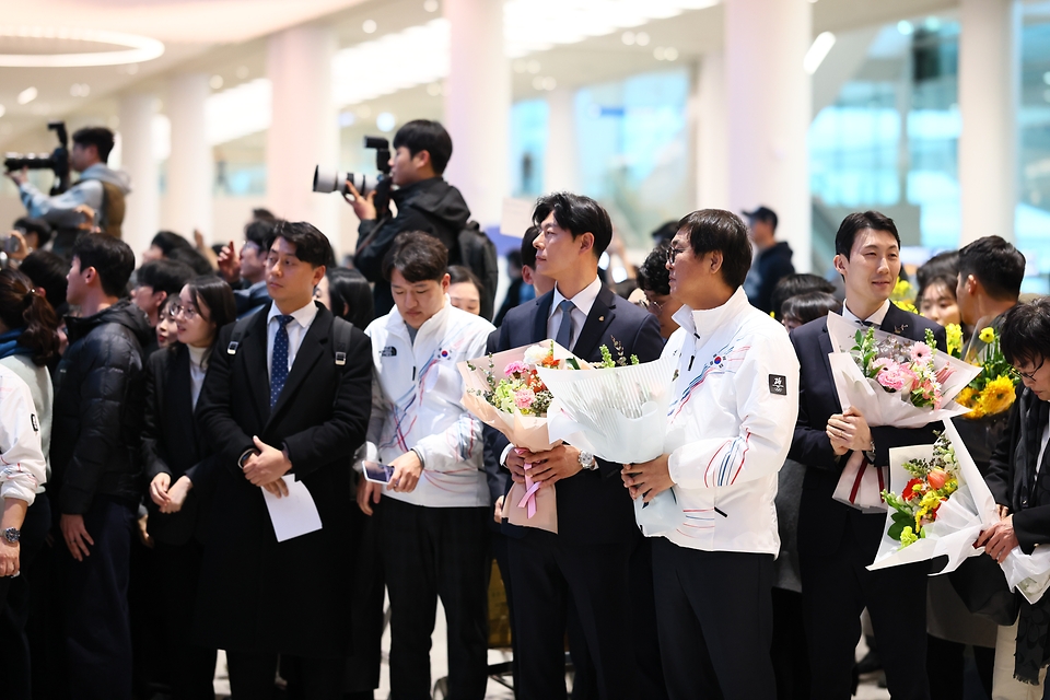 최휘영 문화체육관광부 장관이 2월 24일 오후 인천국제공항 제2여객터미널 1층 입국장에서 ‘2026 밀라노-코르티나담페초 동계올림픽'을 마치고 귀국한 대한민국 선수단을 환영하고 있다.