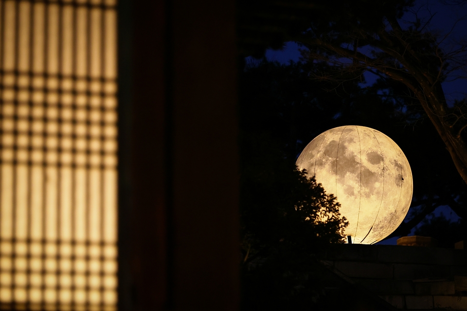 국가유산청 궁능유적본부는 2월 24일부터 3월 2일까지 창경궁에서 '정월 대보름, 창경궁에 내려온 보름달' 행사를 연다. 행사 기간 창경궁 풍기대 주변에는 보름달 모형이 설치되며 오후 6시부터 8시 30분까지 환하게 빛난다. 2월 24일∼25일에는 양화당 앞에서 시립서울천문대와 함께 천체 관측 행사도 진행됐다.