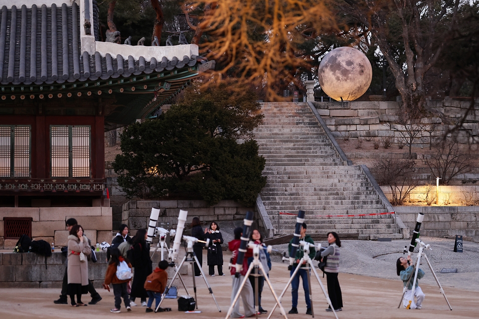 국가유산청 궁능유적본부는 2월 24일부터 3월 2일까지 창경궁에서 '정월 대보름, 창경궁에 내려온 보름달' 행사를 연다. 행사 기간 창경궁 풍기대 주변에는 보름달 모형이 설치되며 오후 6시부터 8시 30분까지 환하게 빛난다. 2월 24일∼25일에는 양화당 앞에서 시립서울천문대와 함께 천체 관측 행사도 진행됐다.
