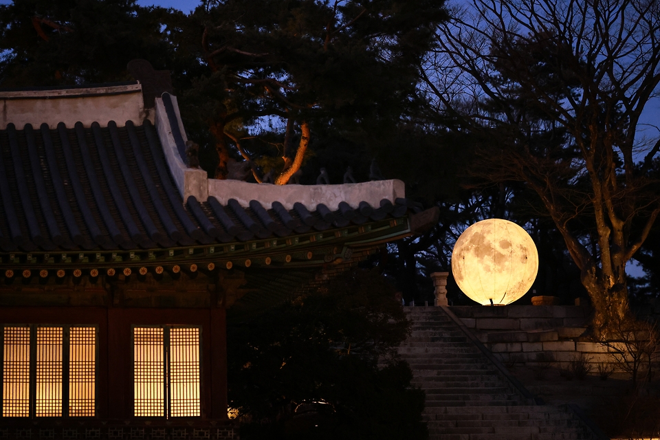 국가유산청 궁능유적본부는 2월 24일부터 3월 2일까지 창경궁에서 '정월 대보름, 창경궁에 내려온 보름달' 행사를 연다. 행사 기간 창경궁 풍기대 주변에는 보름달 모형이 설치되며 오후 6시부터 8시 30분까지 환하게 빛난다. 2월 24일∼25일에는 양화당 앞에서 시립서울천문대와 함께 천체 관측 행사도 진행됐다.