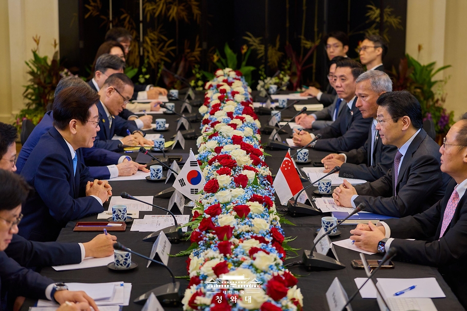 이재명 대통령과 로런스 웡 싱가포르 총리가 3월 2일(현지 시간) 싱가포르 외교부 청사에서 정상회담을 하고 있다.