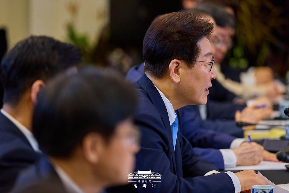 이재명 대통령이 3월 2일(현지 시간) 싱가포르 외교부 청사에서 열린 로런스 웡 싱가포르 총리와의 정상회담에서 발언하고 있다.