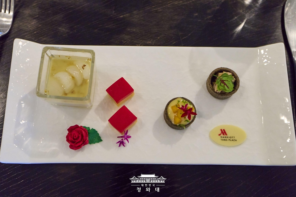 이재명 대통령과 함께 싱가포르를 국빈방문한 김혜경 여사가 3월 2일(현지 시간) 싱가포르의 비영리 예술 자선단체이자 예술가 주거지인 테멩공 아티스트 인 레지던스에서 싱가포르 대통령 부인 제인 이토기 샨무가라트남 여사와 차담에 놓인 다과.