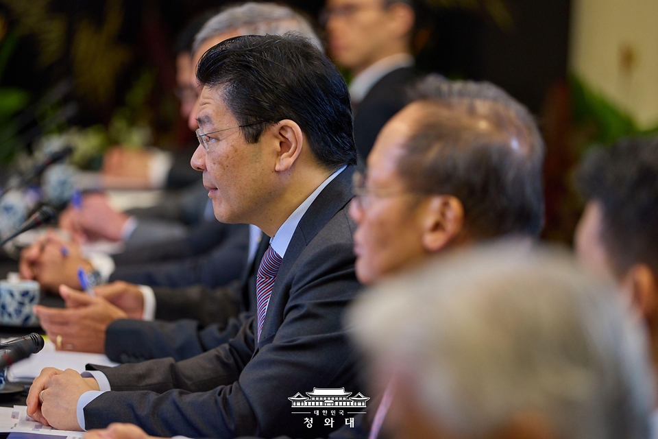 로런스 웡 싱가포르 총리가 3월 2일(현지 시간) 싱가포르 외교부 청사에서 열린 이재명 대통령과의 정상회담에서 이재명 대통령의 발언을 듣고 있다.