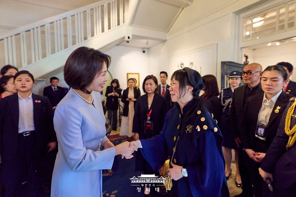 이재명 대통령과 함께 싱가포르를 국빈방문한 김혜경 여사가 3월 2일(현지 시간) 싱가포르의 비영리 예술 자선단체이자 예술가 주거지인 테멩공 아티스트 인 레지던스에서 싱가포르 대통령 부인 제인 이토기 샨무가라트남 여사와 차담에 앞서 인사하고 있다.