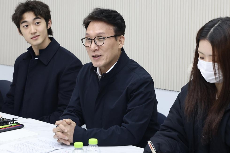 김민석 국무총리가 3월 6일 관악구 관악봉천 청년 공공임대주택(행복주택) 점검 및 입주 청년들과의 간담회를 주재하고 있다.