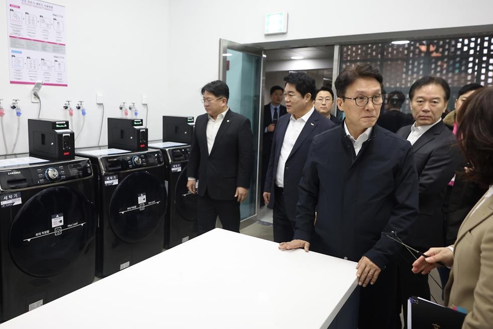 김민석 국무총리가 3월 6일 관악구 관악봉천 청년 공공임대주택(행복주택) 점검 및 입주 청년들과의 간담회를 주재하고 있다.