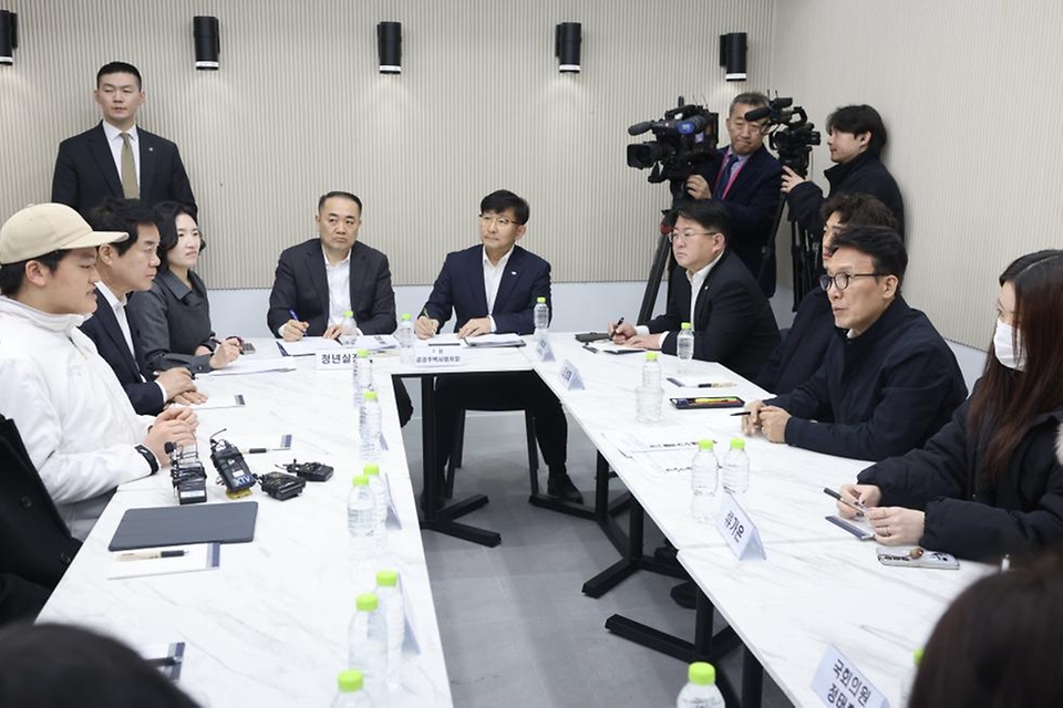 김민석 국무총리가 3월 6일 관악구 관악봉천 청년 공공임대주택(행복주택) 점검 및 입주 청년들과의 간담회를 주재하고 있다.