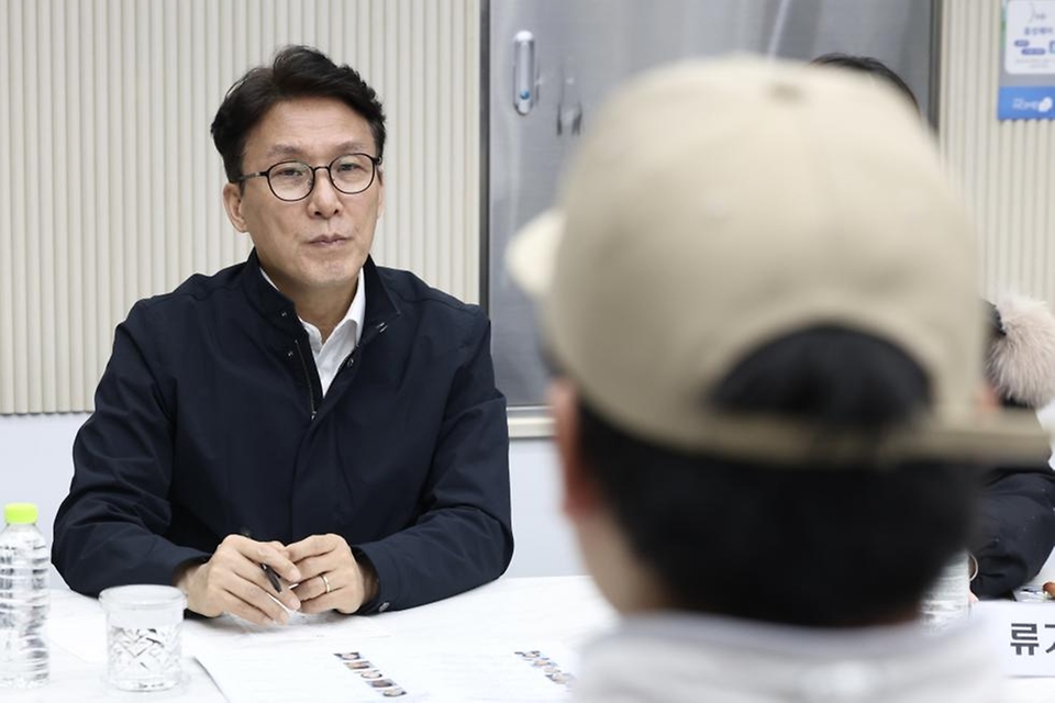 김민석 국무총리가 3월 6일 관악구 관악봉천 청년 공공임대주택(행복주택) 점검 및 입주 청년들과의 간담회를 주재하고 있다.