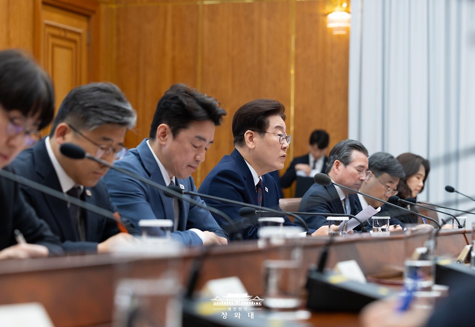 이재명 대통령이 3월 9일 청와대에서 열린 중동상황 관련 비상경제점검회의에서 발언하고 있다.