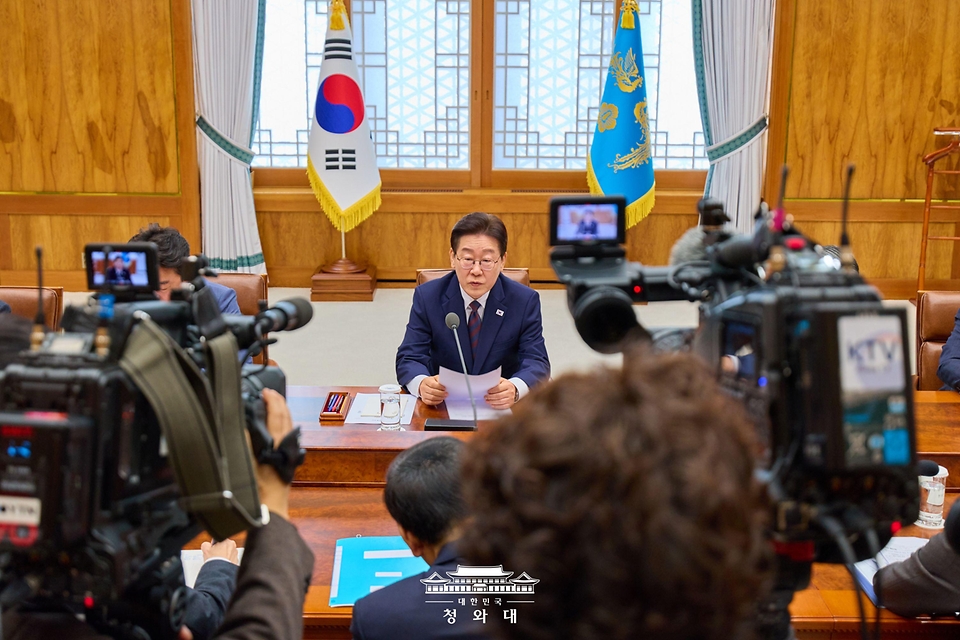 이재명 대통령이 3월 9일 청와대에서 열린 중동상황 관련 비상경제점검회의에서 발언하고 있다.