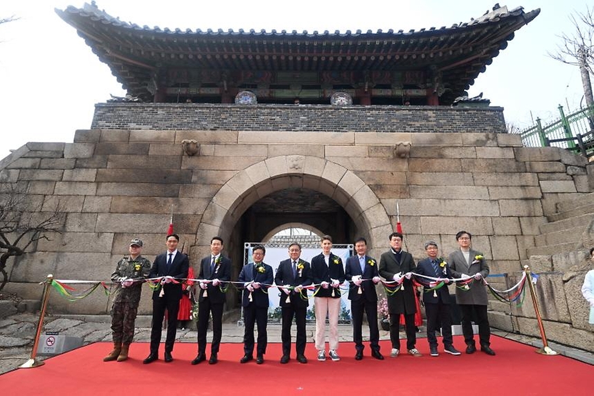 허민 국가유산청이 3월 9일 서울 종로구 창의문에서 '백악산 한양도성 6개 권역 안내소'의 재운영을 알리는 개소식을 개최하고 있다. 재개관하는 6개 권역 안내소는 이번 개소식을 시작으로 매일 오전 9시부터 오후 6시까지 연중무휴 운영된다.