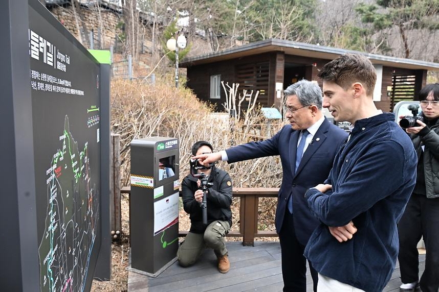허민 국가유산청이 3월 9일 서울 종로구 창의문에서 '백악산 한양도성 6개 권역 안내소'의 재운영을 알리는 개소식을 개최하고 있다. 재개관하는 6개 권역 안내소는 이번 개소식을 시작으로 매일 오전 9시부터 오후 6시까지 연중무휴 운영된다.