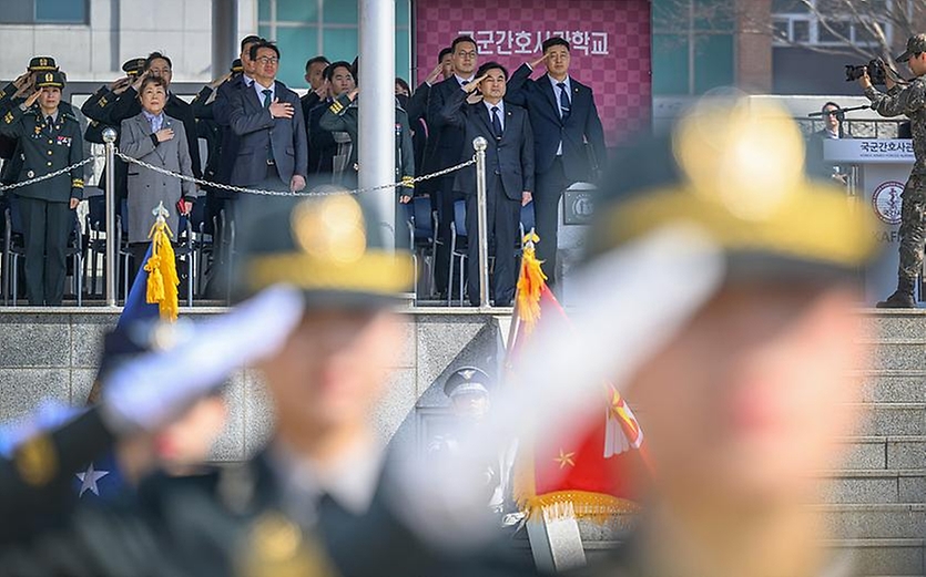 안규백 국방부 장관이 3월 4일 국군간호사관학교 제66기 졸업 및 임관식에서 축사 및 기념 촬영하고 있다.