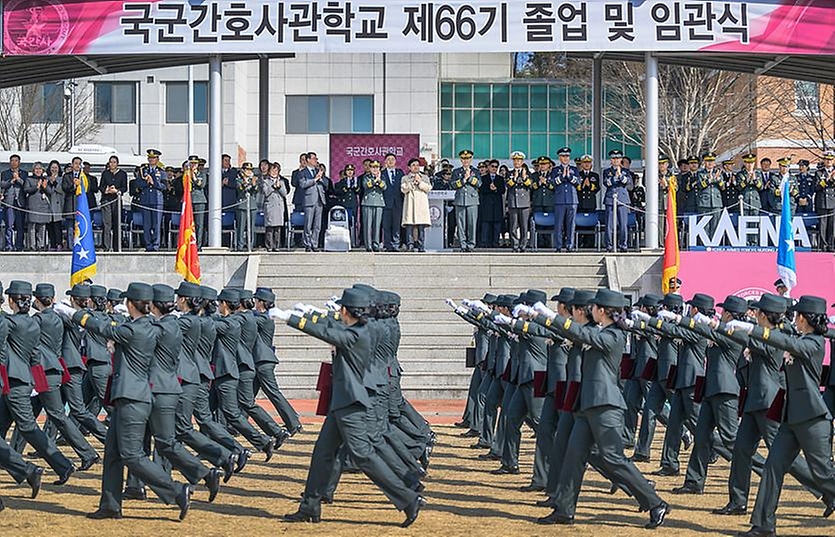 안규백 국방부 장관이 3월 4일 국군간호사관학교 제66기 졸업 및 임관식에서 축사 및 기념 촬영하고 있다.
