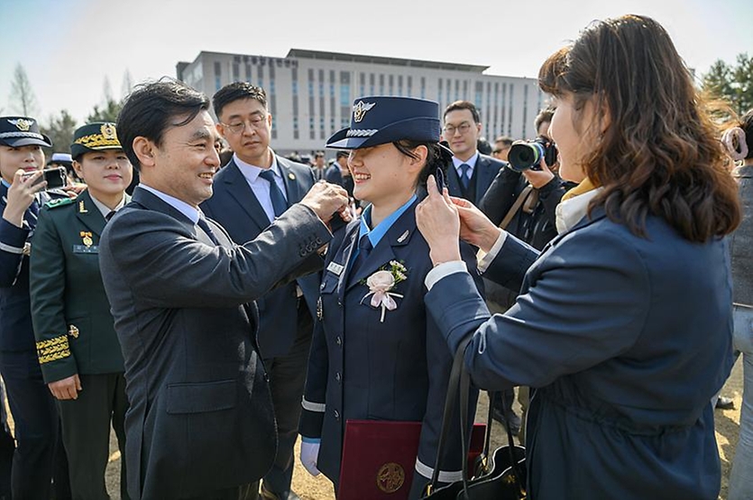 안규백 국방부 장관이 3월 4일 국군간호사관학교 제66기 졸업 및 임관식에서 축사 및 기념 촬영하고 있다.