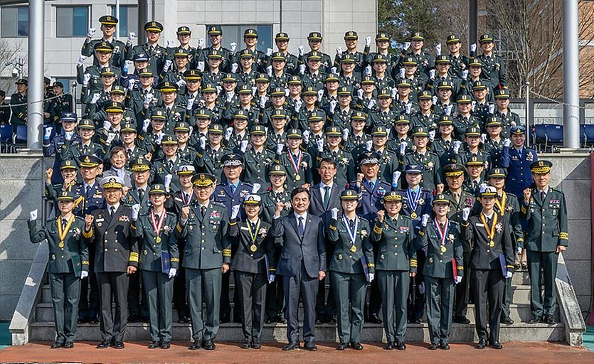 안규백 국방부 장관이 3월 4일 국군간호사관학교 제66기 졸업 및 임관식에서 축사 및 기념 촬영하고 있다.