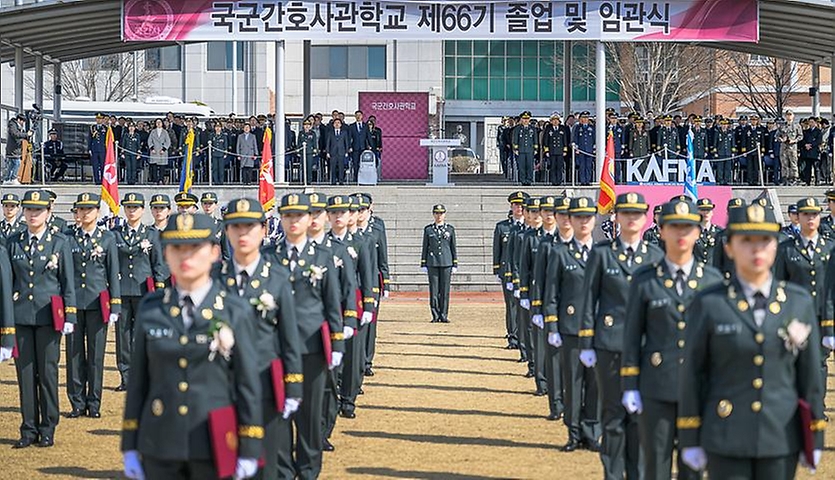 안규백 국방부 장관이 3월 4일 국군간호사관학교 제66기 졸업 및 임관식에서 축사 및 기념 촬영하고 있다.