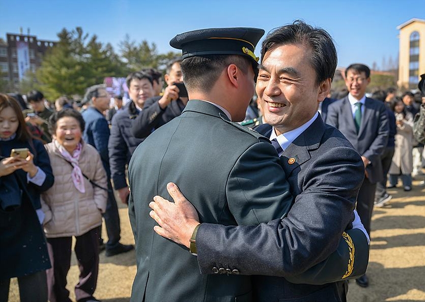 안규백 국방부 장관이 3월 4일 국군간호사관학교 제66기 졸업 및 임관식에서 축사 및 기념 촬영하고 있다.
