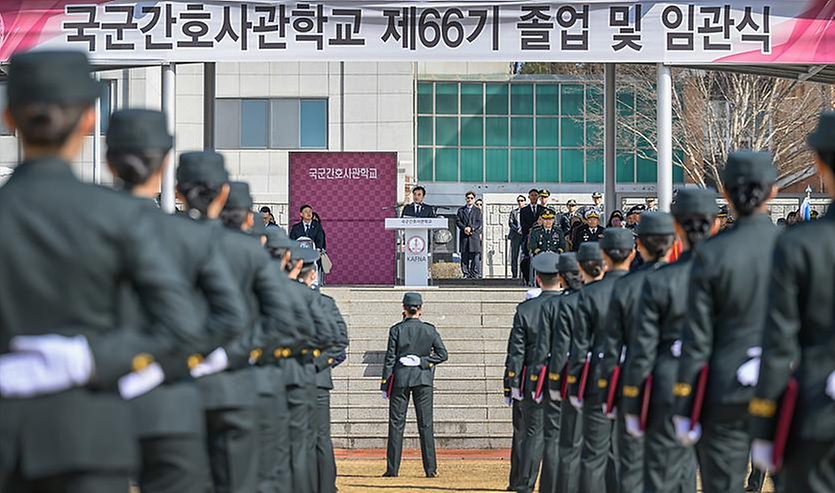 안규백 국방부 장관이 3월 4일 국군간호사관학교 제66기 졸업 및 임관식에서 축사 및 기념 촬영하고 있다.