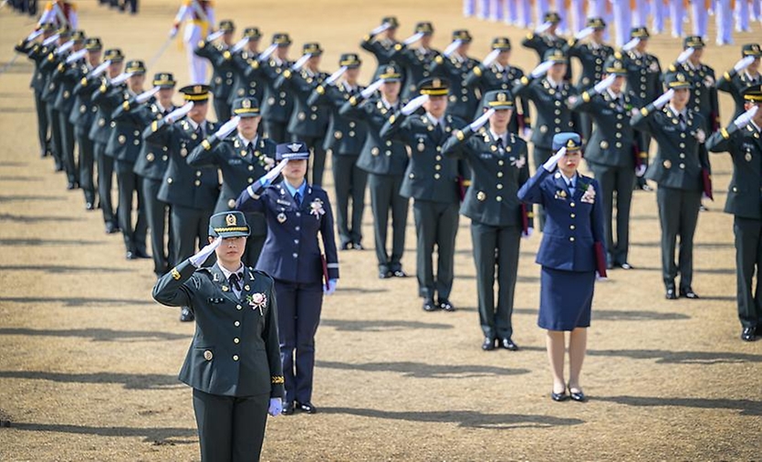 안규백 국방부 장관이 3월 4일 국군간호사관학교 제66기 졸업 및 임관식에서 축사 및 기념 촬영하고 있다.