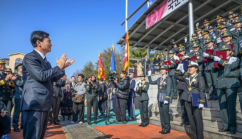 안규백 국방부 장관이 3월 4일 국군간호사관학교 제66기 졸업 및 임관식에서 축사 및 기념 촬영하고 있다.