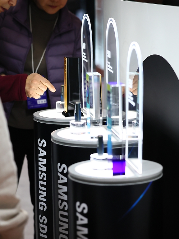 산업통상부와 한국배터리산업협회는 국내 최대 배터리 전시회 ‘인터배터리 2026’를 3월 11일부터 3일간 코엑스에서 개최했다. 이번 행사에는 우리나라 배터리셀 3사를 비롯해 소재·부품·장비 기업 등 배터리 전 밸류체인에 걸친 667개 국내외 기업들이 최신 제품과 기술 성과를 선보인다.